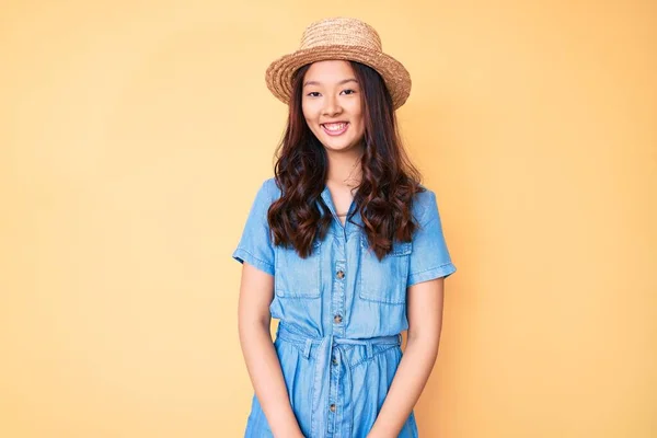 Menina Chinesa Bonita Nova Usando Chapéu Verão Com Sorriso Feliz — Fotografia de Stock