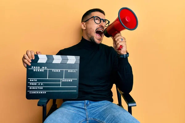 Bonito Homem Com Tatuagens Segurando Vídeo Filme Clapboard Megafone Irritado — Fotografia de Stock