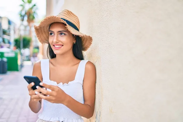 Νεαρή Λατίνα Κοπέλα Που Φοράει Καλοκαιρινό Στυλ Χρησιμοποιώντας Smartphone Ακουμπισμένο — Φωτογραφία Αρχείου