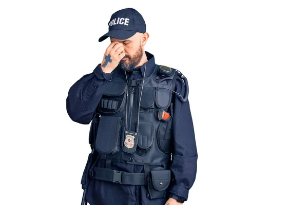 Jonge Knappe Man Draagt Politie Uniform Moe Wrijven Neus Ogen — Stockfoto