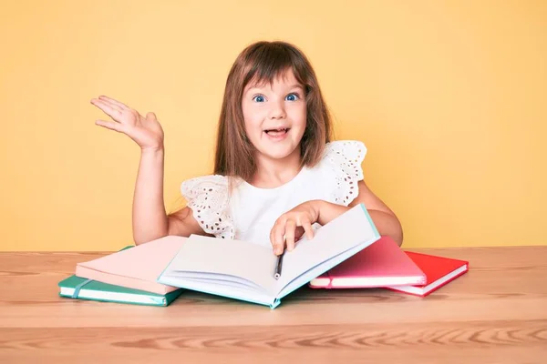 Liten Kaukasiska Unge Flicka Med Långt Hår Studerar För Skolan — Stockfoto