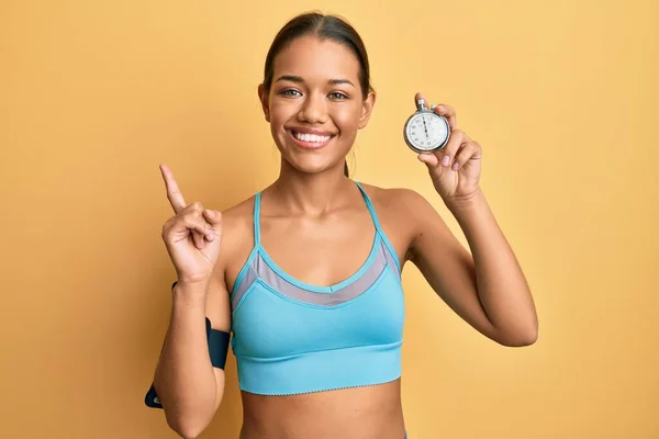 Schöne Hispanische Frau Sportkleidung Hält Countdown Uhr Lächelnd Glücklich Zeigt — Stockfoto
