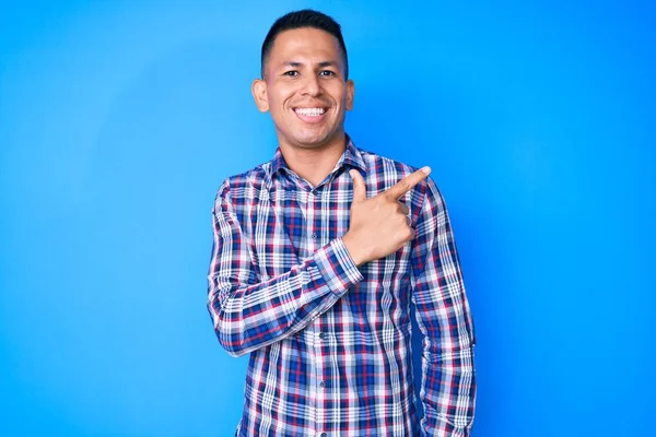 Jeune Homme Latino Beau Portant Des Vêtements Décontractés Gai Avec — Photo