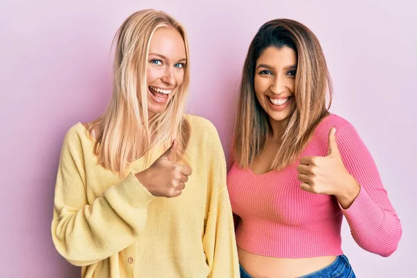 Twee Vrienden Die Samen Roze Achtergrond Staan Vrolijk Duimen Opsteken — Stockfoto