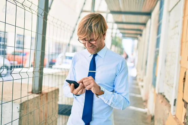 Hombre Negocios Caucásico Vistiendo Traje Corbata Sonriendo Feliz Aire Libre — Foto de Stock