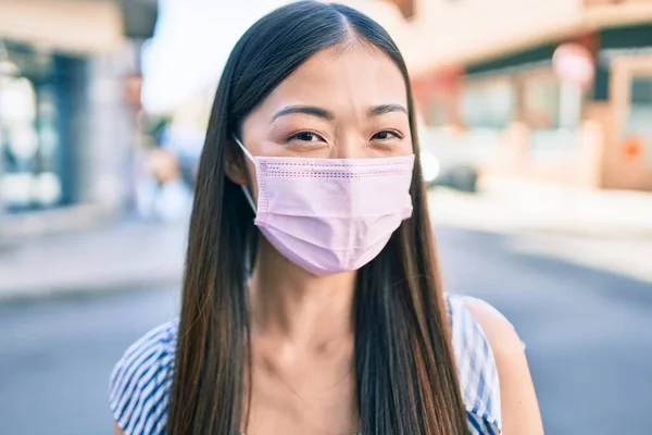 Νεαρή Κινέζα Που Φοράει Ιατρική Μάσκα Και Περπατάει Στο Δρόμο — Φωτογραφία Αρχείου