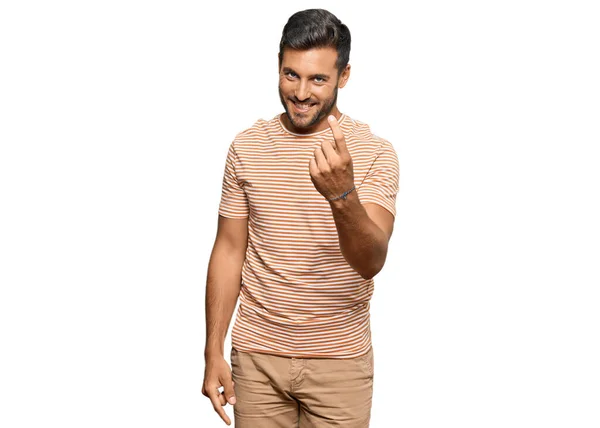 Schöner Hispanischer Mann Lässiger Kleidung Winkt Hier Geste Mit Hand — Stockfoto