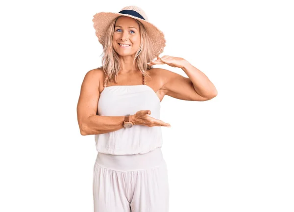 Middle Age Fit Blonde Woman Wearing Summer Hat Gesturing Hands — Stock Photo, Image