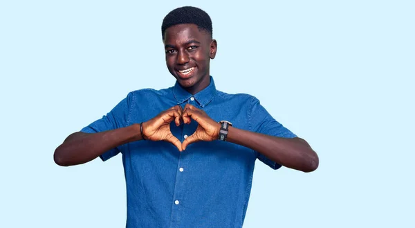 Genç Afro Amerikalı Sıradan Kıyafetler Giyen Aşık Gülümseyen Elleriyle Kalp — Stok fotoğraf