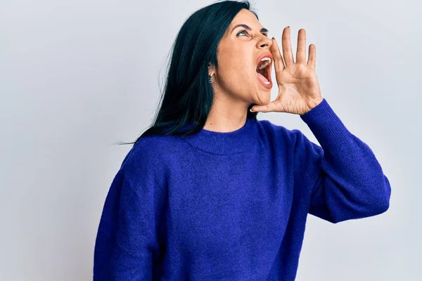 Young Caucasian Woman Wearing Casual Clothes Shouting Screaming Loud Side — Stock Photo, Image