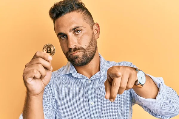 Snygg Man Med Skägg Håller Virtuell Valuta Bitcoin Pekar Med — Stockfoto