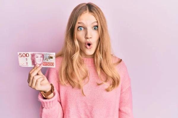 Beautiful Young Caucasian Girl Holding 500 Swedish Krona Banknote Scared — Stock fotografie