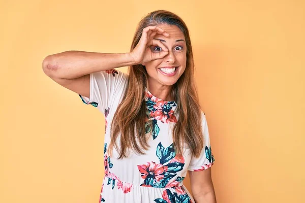 Medioevo Donna Ispanica Indossa Casual Abito Floreale Sorridente Felice Facendo — Foto Stock