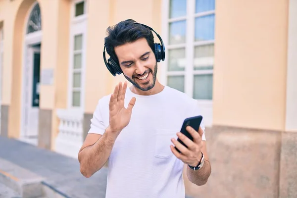 Jovem Hispânico Sorrindo Feliz Fazendo Videochamada Usando Smartphone Fones Ouvido — Fotografia de Stock