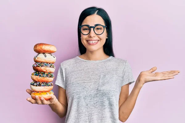 Vacker Ung Kvinna Som Håller Hög Med Läckra Färgglada Munkar — Stockfoto