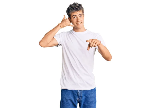 Νεαρός Όμορφος Άντρας Λευκό Πουκάμισο Χαμογελάει Μιλώντας Στην Τηλεφωνική Χειρονομία — Φωτογραφία Αρχείου