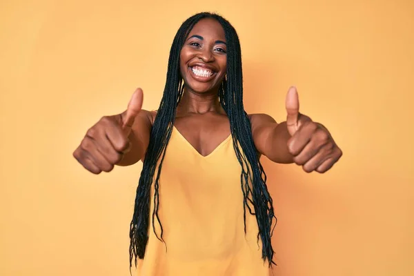 Afro Amerikaanse Vrouw Met Vlechten Casual Kleding Die Positief Gebaar — Stockfoto