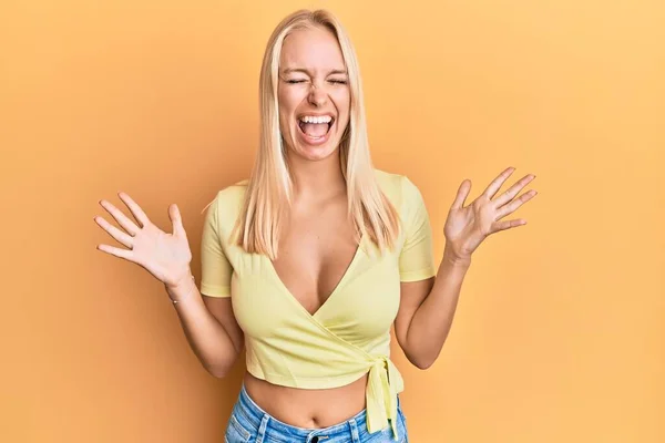 Menina Loira Jovem Vestindo Roupas Casuais Celebrando Louco Louco Para — Fotografia de Stock