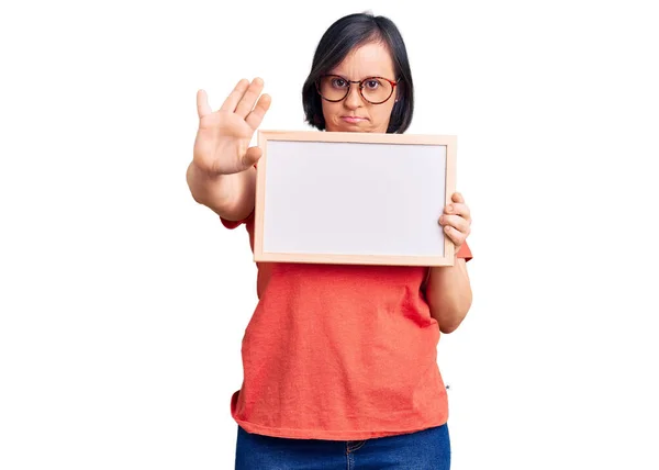 Mulher Morena Com Síndrome Segurando Quadro Branco Vazio Com Mão — Fotografia de Stock