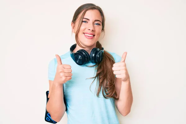 Schöne Junge Kaukasische Frau Turnbekleidung Und Mit Kopfhörern Erfolgszeichen Tun — Stockfoto