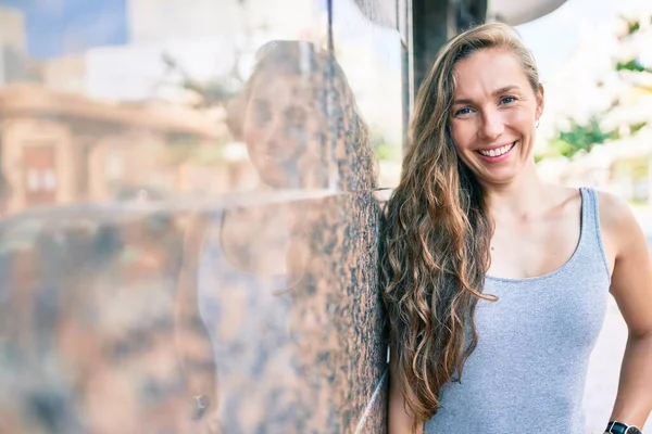 Ung Blond Kvinna Ler Glad Lutar Sig Väggen Gatan Staden — Stockfoto