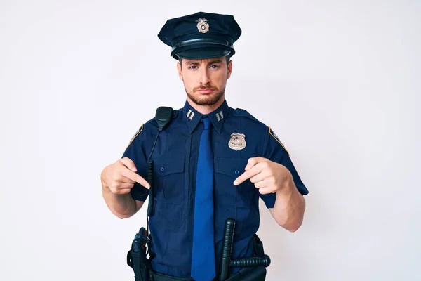 Ung Kaukasier Man Bär Polisuniform Pekar Ner Ser Ledsen Och — Stockfoto
