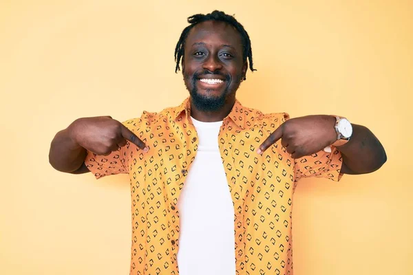 Joven Afroamericano Con Trenzas Vestidas Con Ropa Casual Que Luce —  Fotos de Stock