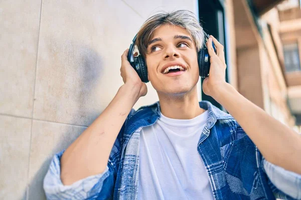 Joven Hombre Hispano Sonriendo Feliz Usando Auriculares Ciudad —  Fotos de Stock