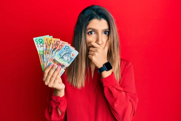 Belle Femme Brune Tenant Des Dollars Australiens Choqué Couvrant Bouche — Photo