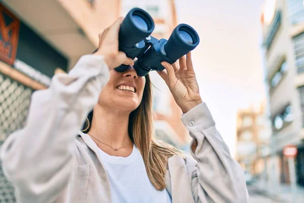 Joven Mujer Caucásica Sonriendo Feliz Buscando Una Nueva Oportunidad Usando — Foto de Stock