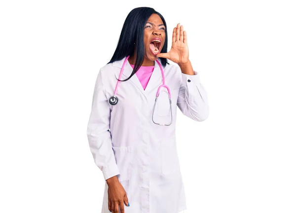 Joven Mujer Afroamericana Usando Estetoscopio Médico Gritando Gritando Fuerte Lado — Foto de Stock
