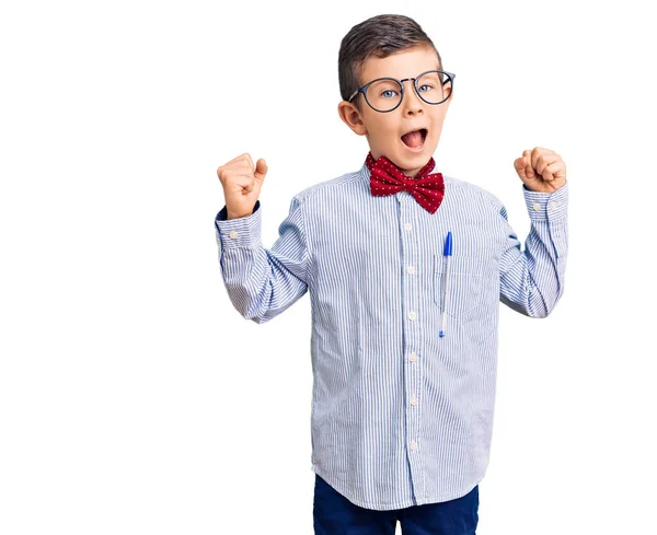 Ragazzo Biondo Carino Con Papillon Nerd Occhiali Urlando Orgoglioso Celebrando — Foto Stock