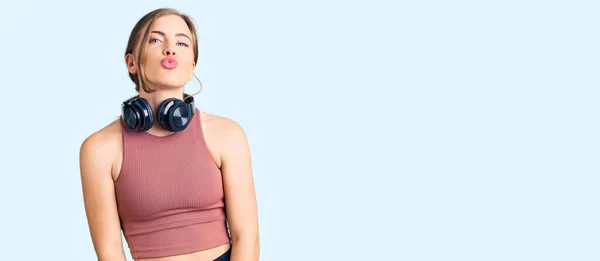 Beautiful Caucasian Young Woman Wearing Gym Clothes Using Headphones Looking — Stock Photo, Image