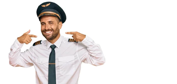 Hombre Guapo Con Barba Llevando Uniforme Piloto Avión Sonriendo Alegre — Foto de Stock