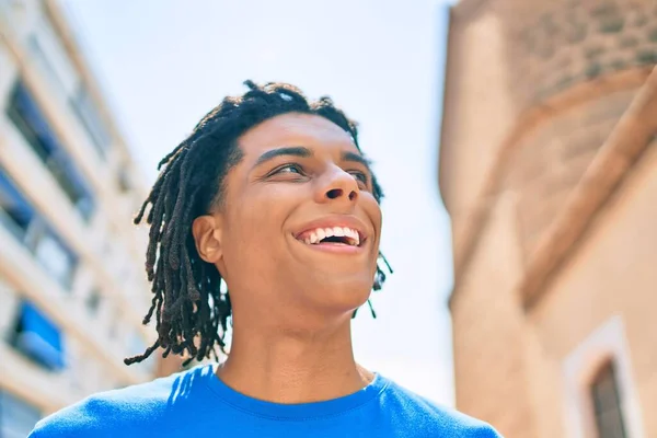 Joven Afroamericano Sonriendo Feliz Mirando Lado Calle Ciudad — Foto de Stock