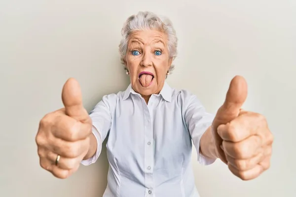 Senior Mulher Cabelos Grisalhos Fazendo Polegares Para Cima Gesto Positivo — Fotografia de Stock