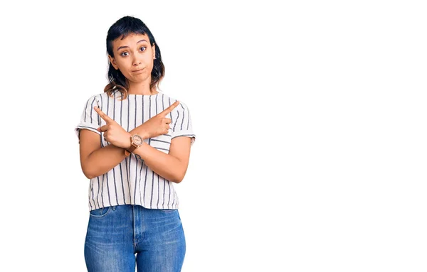 Mujer Joven Con Ropa Casual Apuntando Ambos Lados Con Los — Foto de Stock