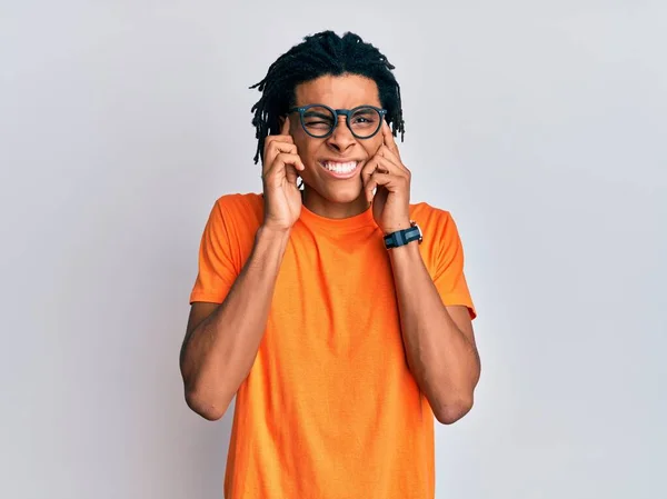 Giovane Uomo Afroamericano Indossa Abiti Casual Occhiali Che Coprono Orecchie — Foto Stock