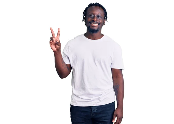 Jovem Afro Americano Com Tranças Vestindo Camiseta Branca Casual Mostrando — Fotografia de Stock