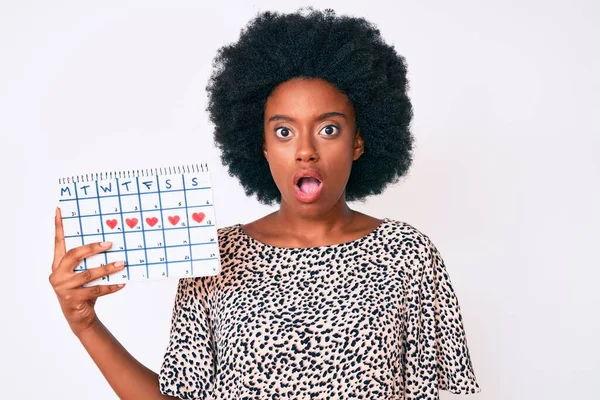 Jonge Afro Amerikaanse Vrouw Met Hart Kalender Bang Verbaasd Met — Stockfoto