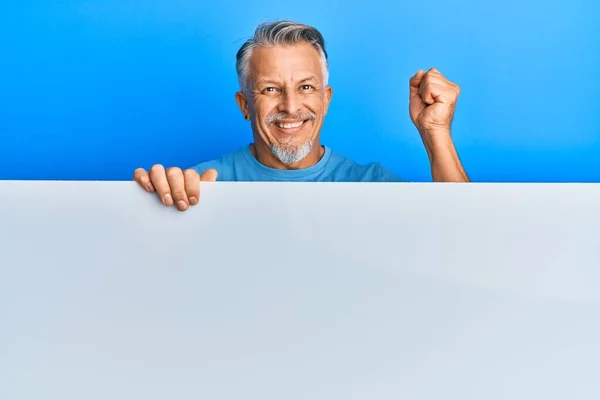 Hombre Pelo Gris Mediana Edad Sosteniendo Pancarta Vacía Blanco Gritando —  Fotos de Stock