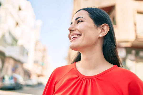 Ung Latin Flicka Ler Glad Promenader Stan — Stockfoto