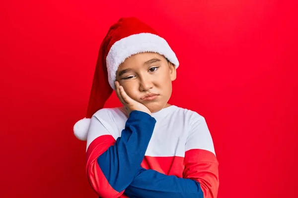 Mały Chłopiec Hispanic Dziecko Kapeluszu Bożego Narodzenia Myślenia Patrząc Zmęczony — Zdjęcie stockowe