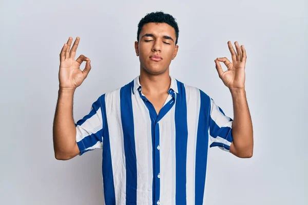 身穿休闲装的阿拉伯青年男子用手指合上眼睛 做冥想手势 瑜伽概念 — 图库照片