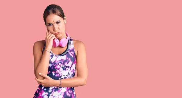 Joven Mujer Hispana Hermosa Usando Ropa Gimnasio Usando Auriculares Pensando — Foto de Stock