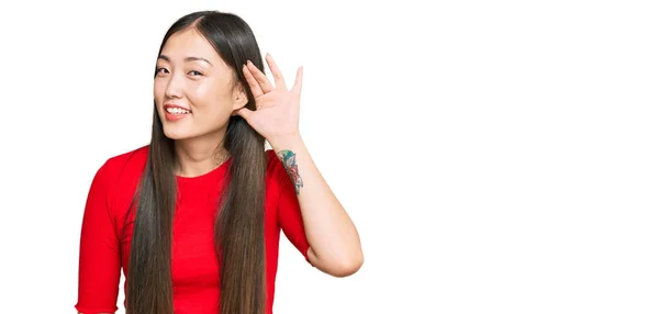 Joven Mujer China Con Ropa Casual Sonriendo Con Mano Sobre — Foto de Stock