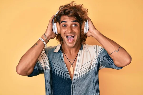 Giovane Uomo Ispanico Ascoltare Musica Utilizzando Cuffie Che Celebrano Pazzo — Foto Stock