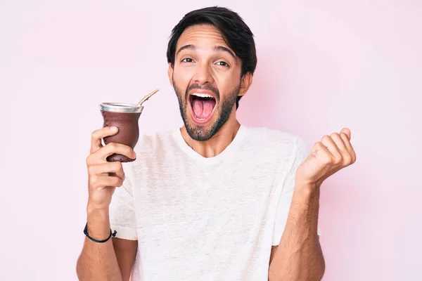 Hombre Hispano Guapo Bebiendo Mate Infusión Gritando Orgulloso Celebrando Victoria — Foto de Stock