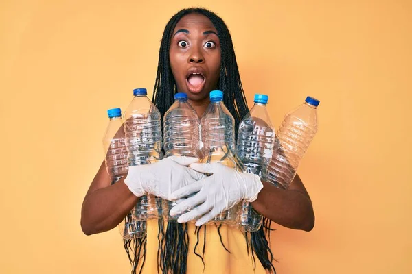 Afroamerikanerin Mit Zöpfen Die Recycling Plastikflaschen Der Hand Halten Verängstigt — Stockfoto