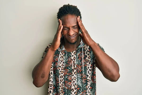 Homem Afro Americano Com Tranças Vestindo Moda Camisa Moderna Com — Fotografia de Stock